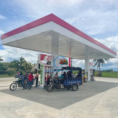 Prefab Struktur Baja Stasiun Gas Luar Ruang Waterproof Disesuaikan Signage Stasiun Bensin Canopy