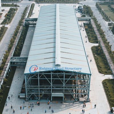 Gudang Struktur Baja Khusus dengan Akses Crane Jembatan