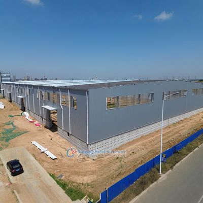 Gudang Struktur Baja Kustom dengan Panel Translucent untuk Pencahayaan Alami